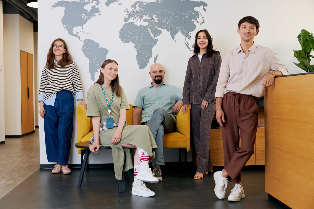 Изображение работников офиса ECCO