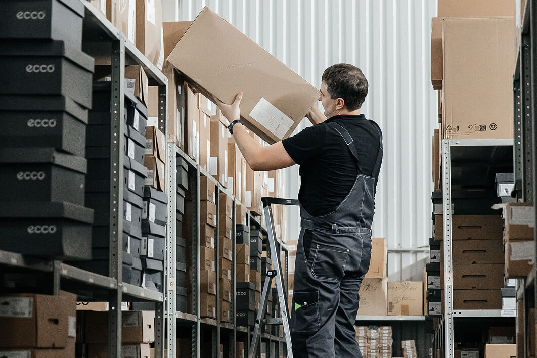 Изображение работника склада ECCO