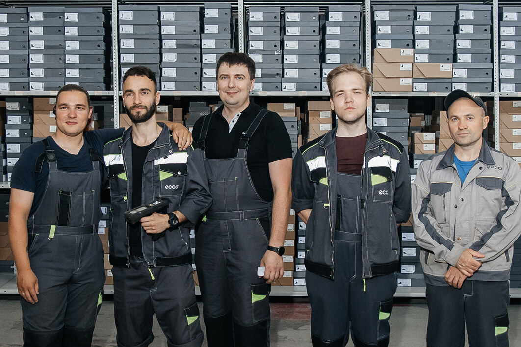 Изображение работника склада ECCO