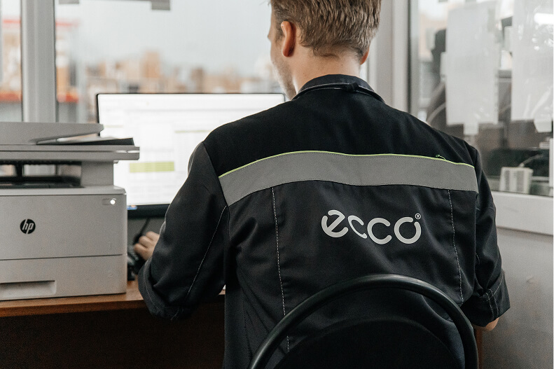 Фотография работников склада ECCO