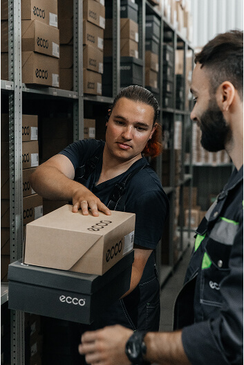 Фотография работников склада ECCO