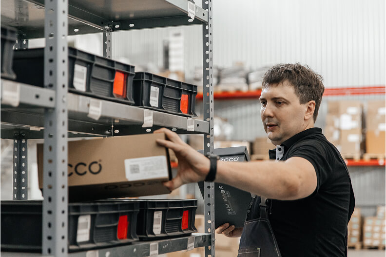 Фотография работников склада ECCO